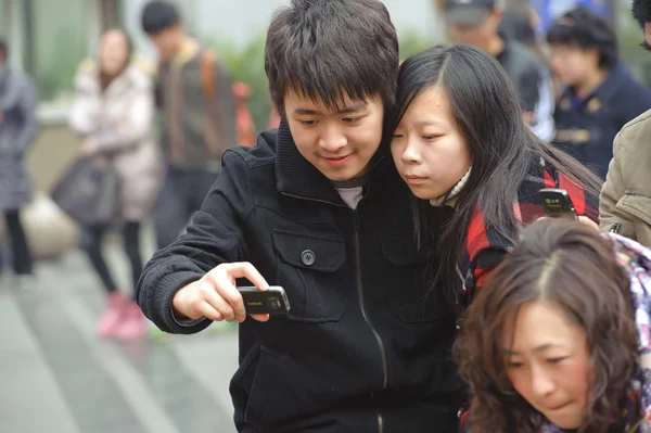 Un jeune couple regardant les photos — Photo