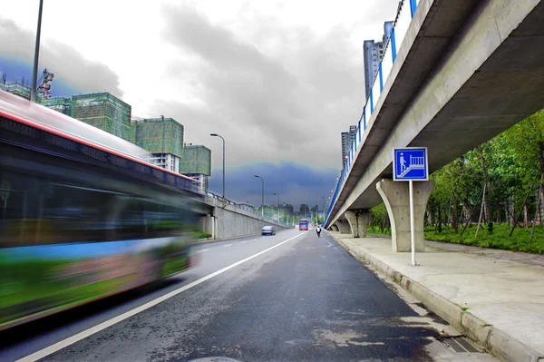 Hochgeschwindigkeitsfahrzeuge verwischten Spuren auf Stadtstraßen unter Überführung — Stockfoto