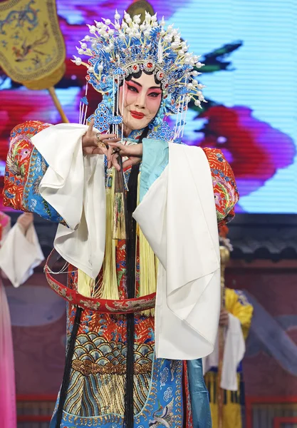 Hübsche traditionelle chinesische Opernsängerin mit theatralischem Kostüm — Stockfoto