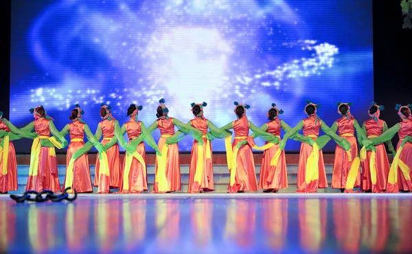 Tibetan ethnic dancers — Stock Photo, Image