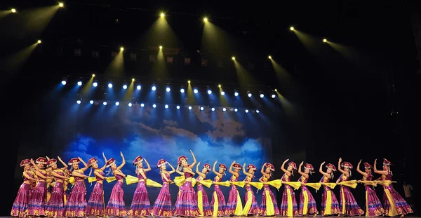 Chinese yi etnische dansers — Stockfoto