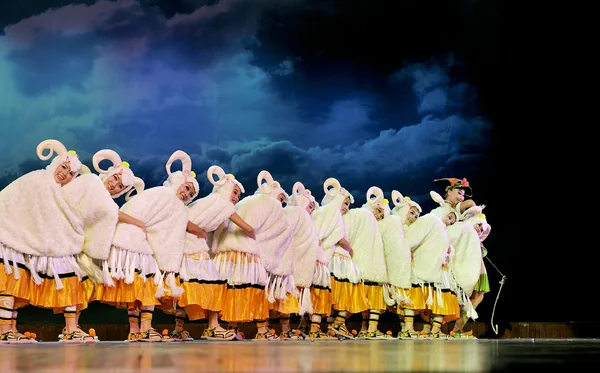 Chinese ethnic dancers — Stock Photo, Image