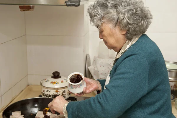 Büyükanne mutfakta yemek — Stok fotoğraf