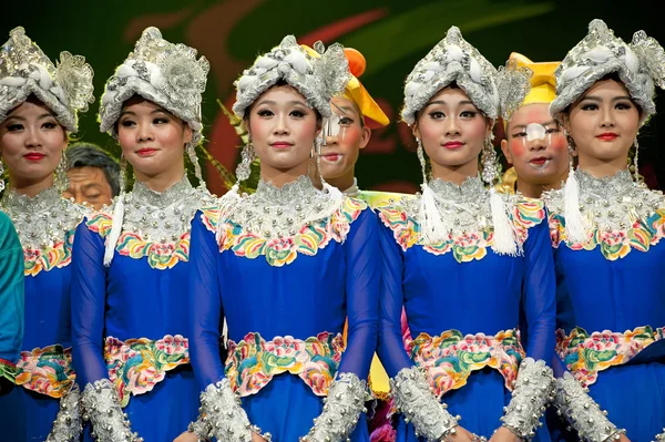 Dançarinos nacionais bastante chineses — Fotografia de Stock