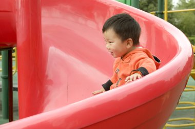 tahta sürgülü oynayan bebek
