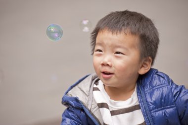 şirin bir bebek bir parkta oynuyor