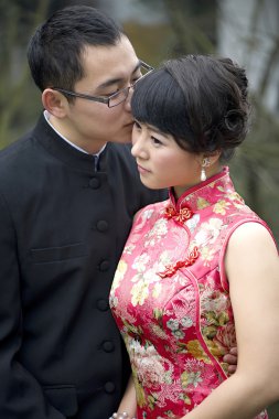 bir genç çift kucaklayan ve düğün günü öpüşme