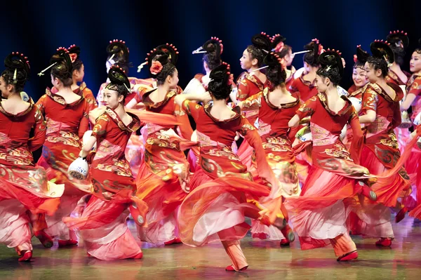 Pretty chinese national dancing girls — Stock Photo, Image