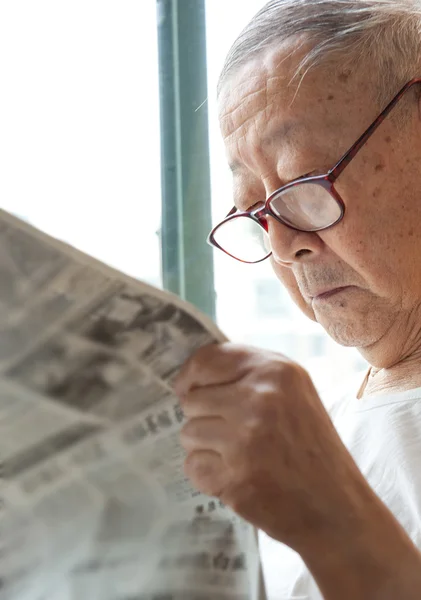 Egy magas rangú ember olvas újságot — Stock Fotó