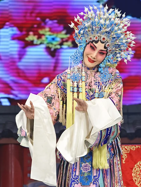 Actriz de ópera tradicional bastante china con traje teatral — Foto de Stock