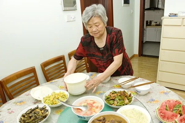 A avó está preparando o jantar — Fotografia de Stock