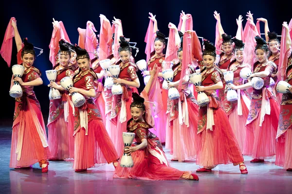 Pretty chinese national dancing girls — Stock Photo, Image