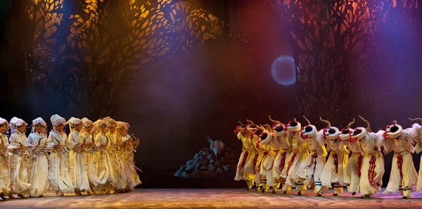 Danse ethnique Qiang chinoise interprétée par la troupe de danse ethnique Qiang — Photo