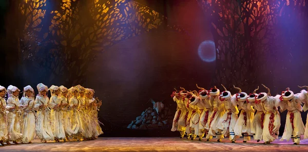 Danza étnica china de Qiang realizada por el grupo de danza étnica de Qiang — Foto de Stock