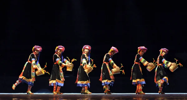 Chinese Qiang ethnic dance — Stock Photo, Image