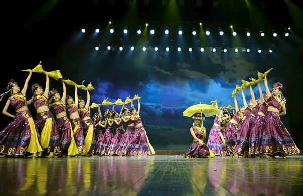 Dança étnica chinesa de nacionalidade Yi — Fotografia de Stock