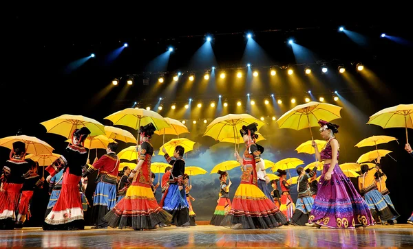 Chinese Yi ethnic dancers — Stock Photo, Image