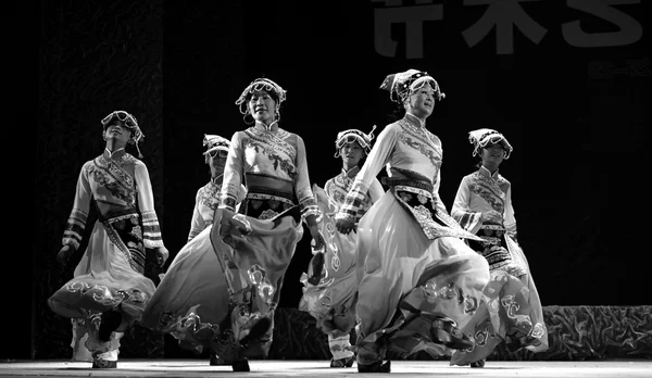 Danse ethnique chinoise Yi — Photo