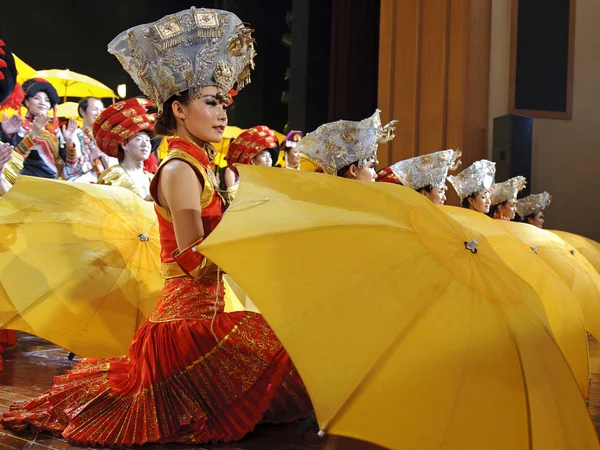 Danza étnica china de nacionalidad Yi — Foto de Stock