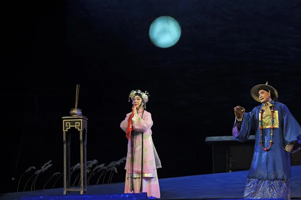 Chinese traditionele opera acteur met theatrale kostuum — Stockfoto