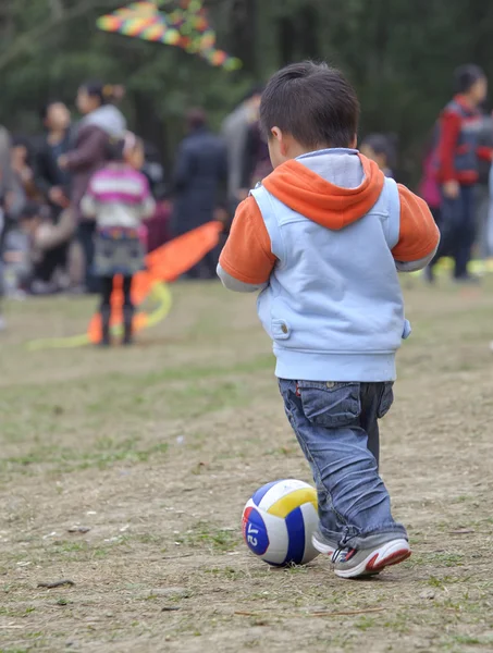 Bébé jouer au football — Photo