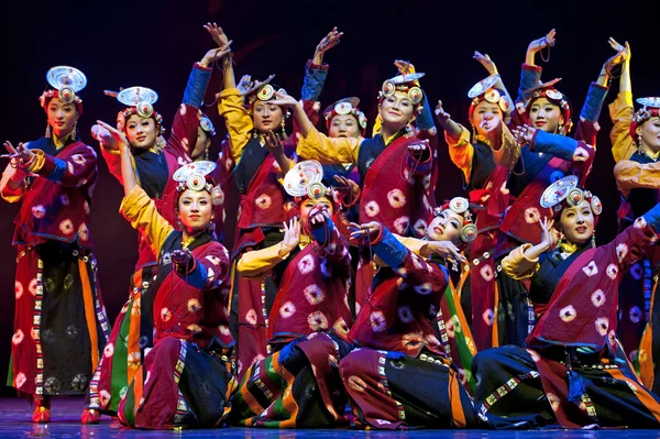 Chinese Tibetaanse nationale dansende meisjes — Stockfoto