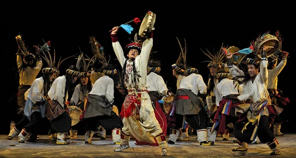 Bailarines étnicos chinos de Qiang —  Fotos de Stock