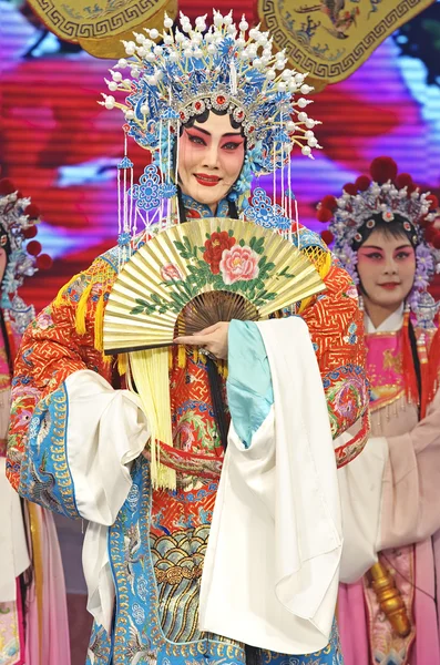 Pretty chinese traditional opera actress with theatrical costume — Stock Photo, Image