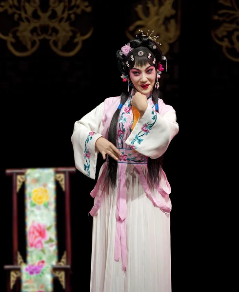 Jolie actrice d'opéra traditionnelle chinoise avec costume théâtral — Photo