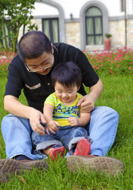 mutlu bebek babası ile oynuyor