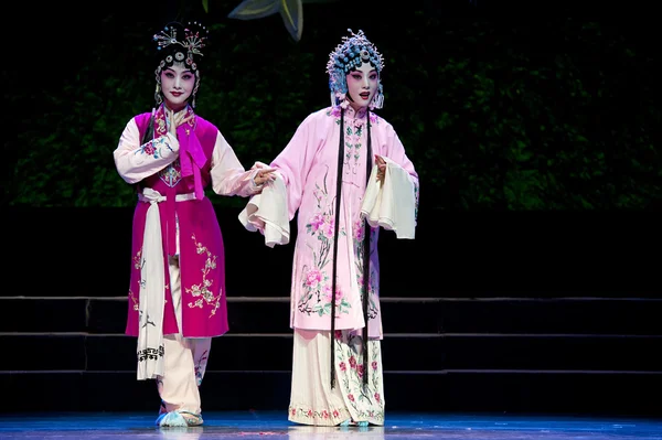 Bella attrice d'opera tradizionale cinese con costume teatrale — Foto Stock