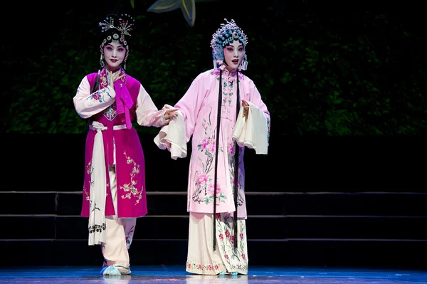 Bastante chinesa tradicional atriz de ópera com traje teatral — Fotografia de Stock