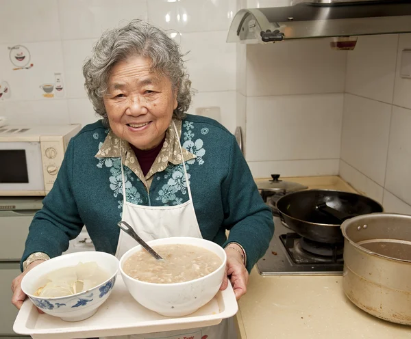 Sourire cuisine grand-mère — Photo