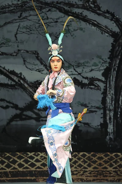 Китайский традиционный оперный актёр в театральном костюме — стоковое фото