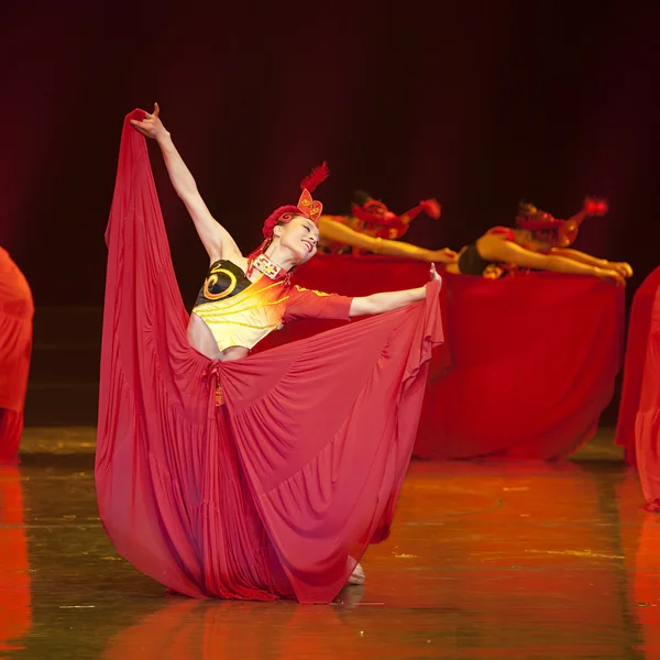 Chicas bailando nacionales chinas bonitas — Foto de Stock