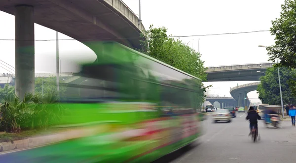 Vehículos de alta velocidad borrosa senderos en las carreteras urbanas bajo paso elevado — Foto de Stock