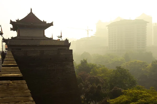 中国西安でバックライトの中国のユニークな街ゲート タワー — ストック写真