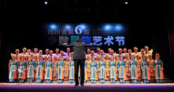 Chinese Qiang ethnic dancers — Stock Photo, Image