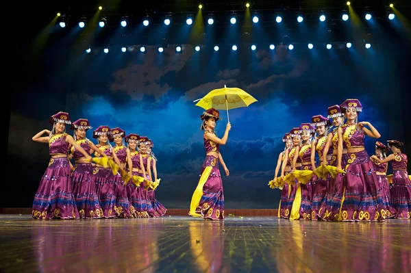 Dança étnica chinesa de nacionalidade Yi — Fotografia de Stock