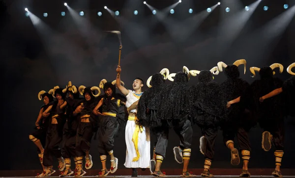 Kinesiska etniska dans av yi nationalitet — Stockfoto