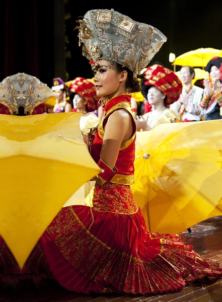 Danza étnica china de nacionalidad Yi —  Fotos de Stock
