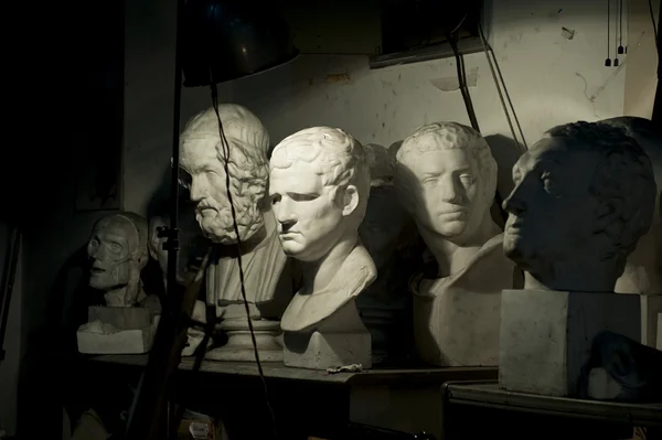 Гипсовые статуи в студии — стоковое фото