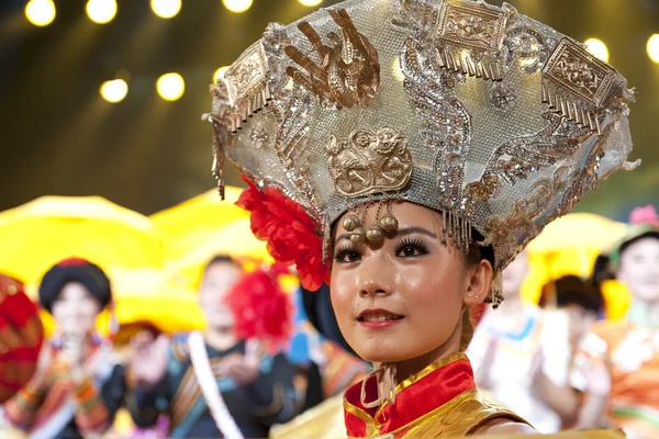 Dançarina étnica chinesa bonita de nacionalidade Yi — Fotografia de Stock