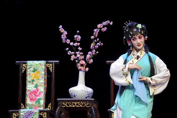 Красивая китайская оперная актриса выступает на сцене в традиционном костюме — стоковое фото