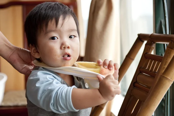 Roztomilé dítě jíst — Stock fotografie