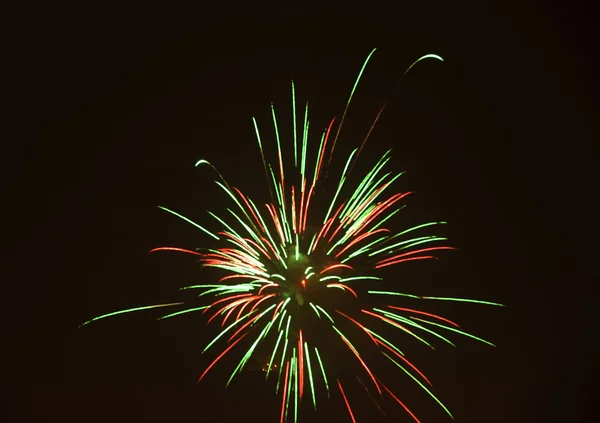 Fogos de artifício festivos brilhantemente coloridos — Fotografia de Stock