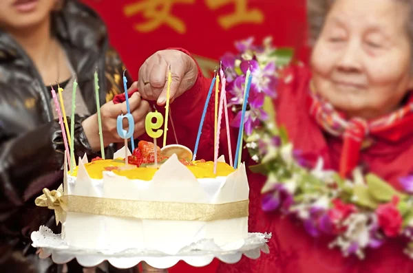 90 anos de idade mulher em sua parte de aniversário — Fotografia de Stock