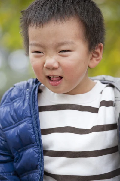 Un bambino carino sta giocando in un parco — Foto Stock