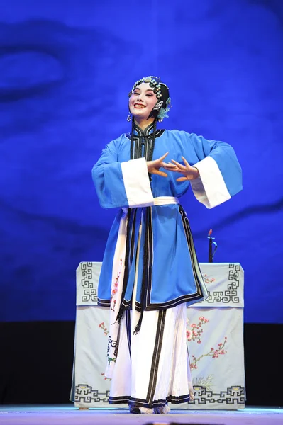 Jolie actrice d'opéra traditionnelle chinoise avec costume théâtral — Photo