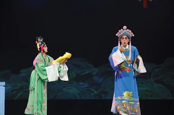 Chinesischer traditioneller Opernschauspieler mit theatralischem Kostüm — Stockfoto